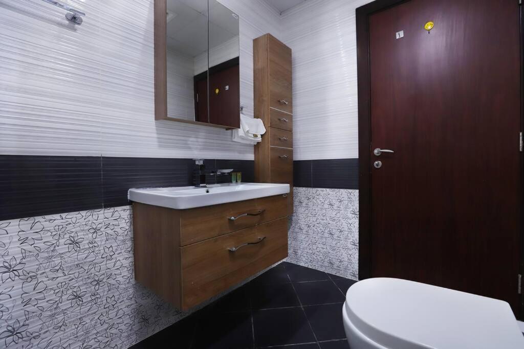 Brown Stone Homes Glamz Apartment *