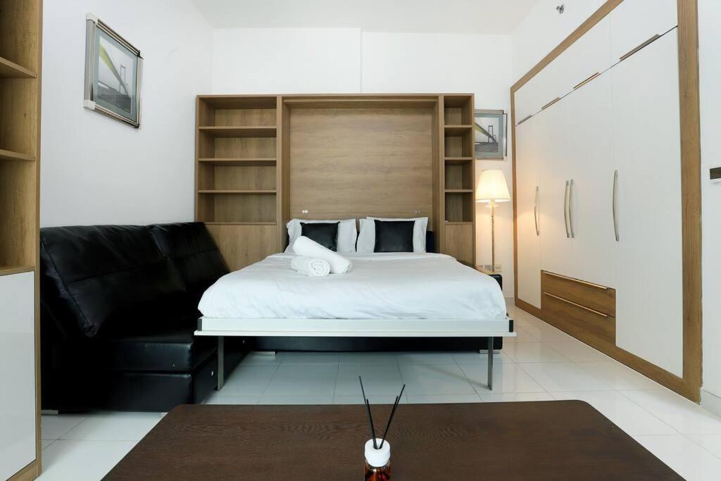 Brown Stone Homes Glamz Apartment *